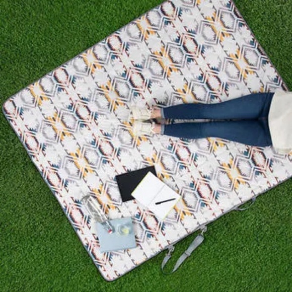 Pendleton Outdoor Packable Blanket - Picture 4 of 8